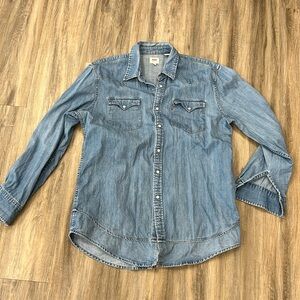 Levi’s western pearl snap. XL. Had length added to body.